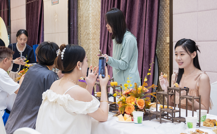 穿汉服、品月饼活动现场