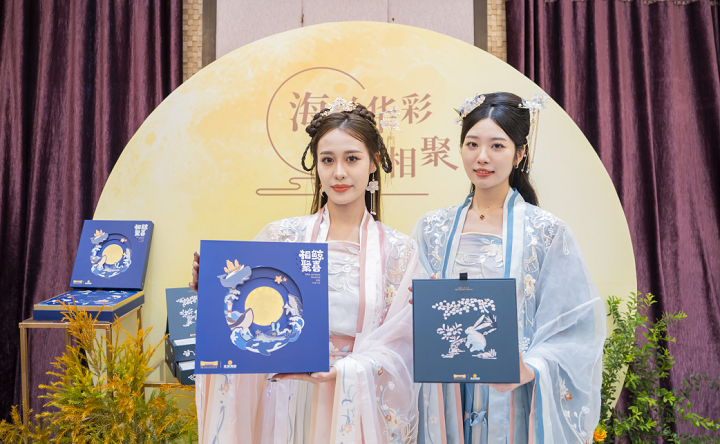 穿汉服、品月饼活动现场