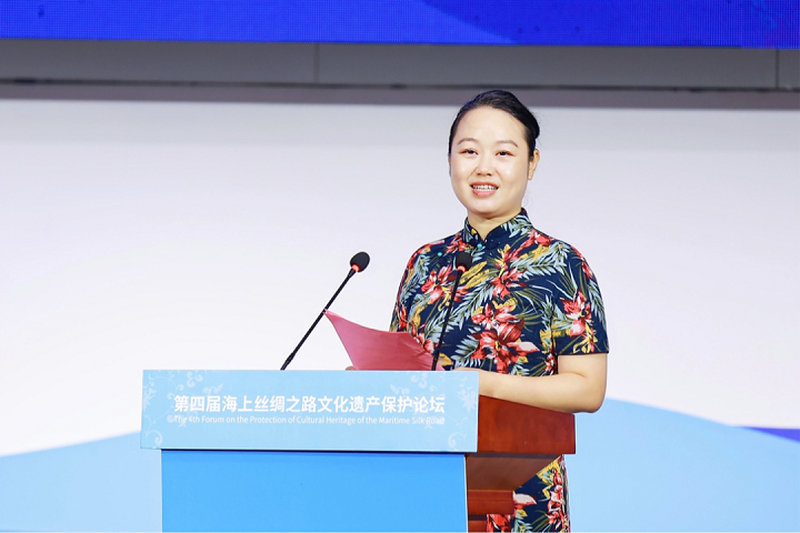 海南省旅游和文化广电体育厅博物馆和社会文物处  处长 刘静文 主持开幕式