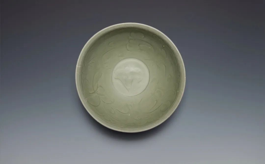 宋·龙泉窑青釉刻划花碗
