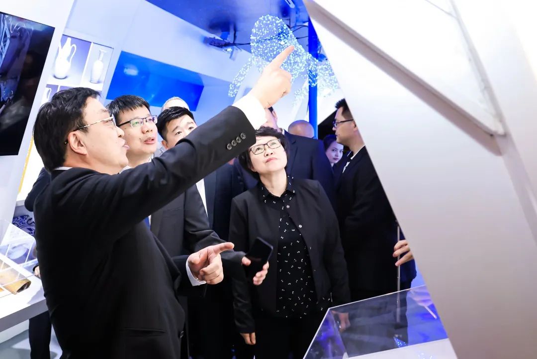 中共海南省委书记冯飞参观南海馆文创产品