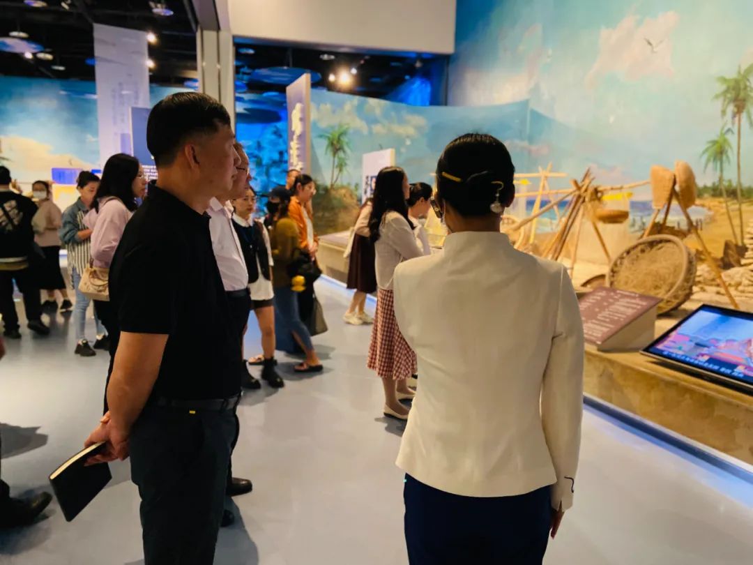 采访团成员在中国（海南）南海博物馆参观  新华网 宿鑫 摄