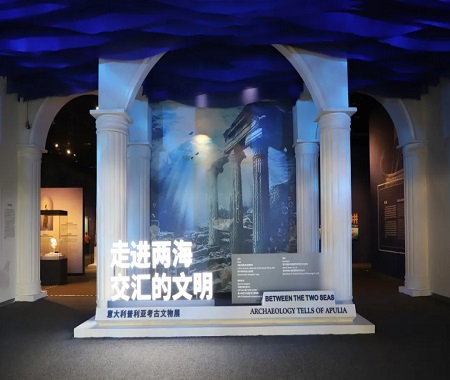 展览类型：临时展览展览位置：中国（海南）南海博物馆8号展厅走进两海交汇的文明——意大利普利亚考古文物展普利亚，是意大利亚平宁半岛最东端的一个区域，因其独特的地理位置，孕育出了一个以海洋为纽带的文化共同体。展览将从“神灵之海 诸神群像”“岸海轮回 港埠更迭”“万物入洋 沉船遗珍”“航行大海 探海利器”“神话再现 文明对话”五个部分，展现普利亚悠久而丰富的历史遗存。 点击进入